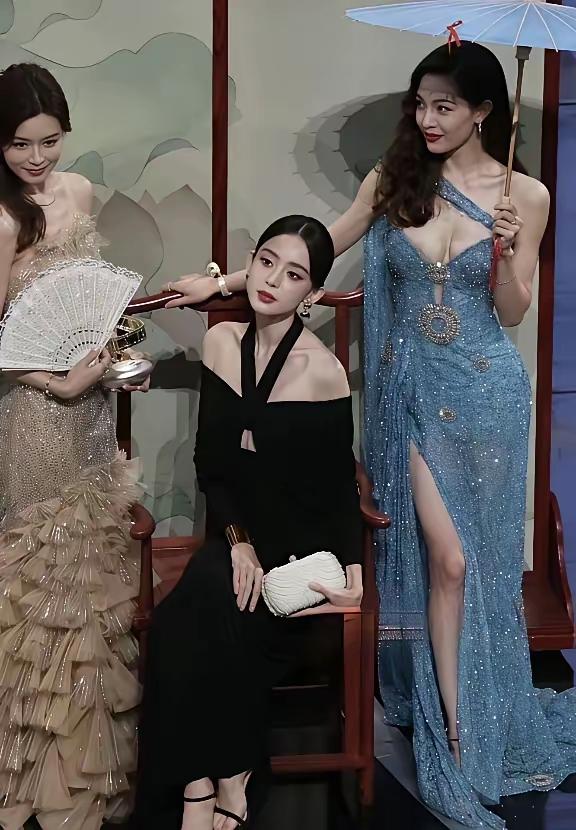 在钟楚曦面前，古力娜扎都得黯然失色！
原以为古力娜扎的颜值已经是倾国倾城了，
但