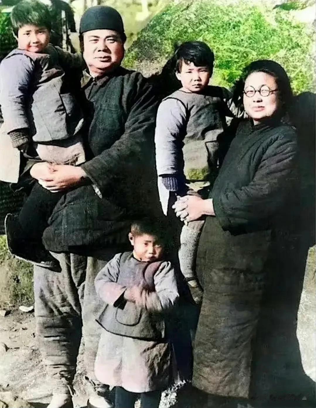 1933年，北京。民国时期，知天命之年冯玉祥的全家福，不愧为“布衣将军” 一家人