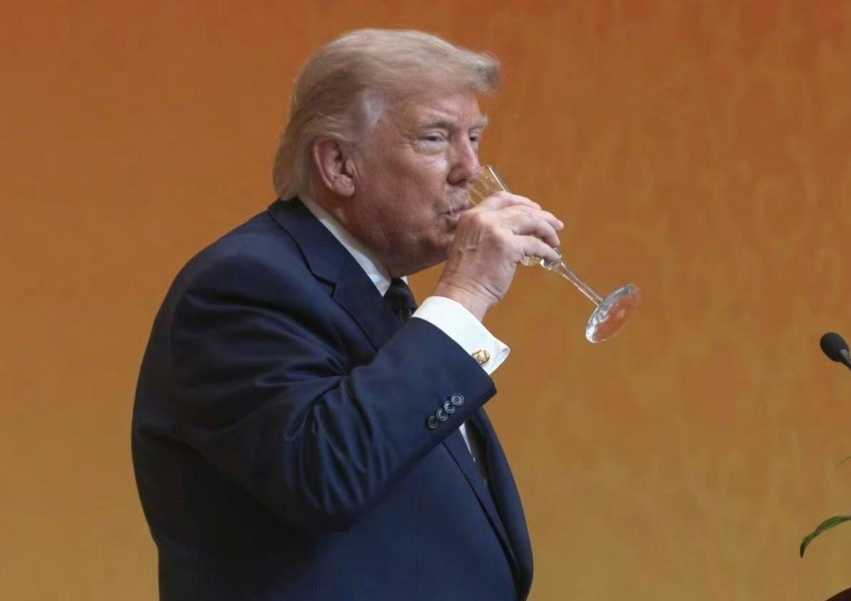 特朗普还没访华，就在5月11号发文直夸中国是“一个令人惊叹的国家”。不过媒体发现