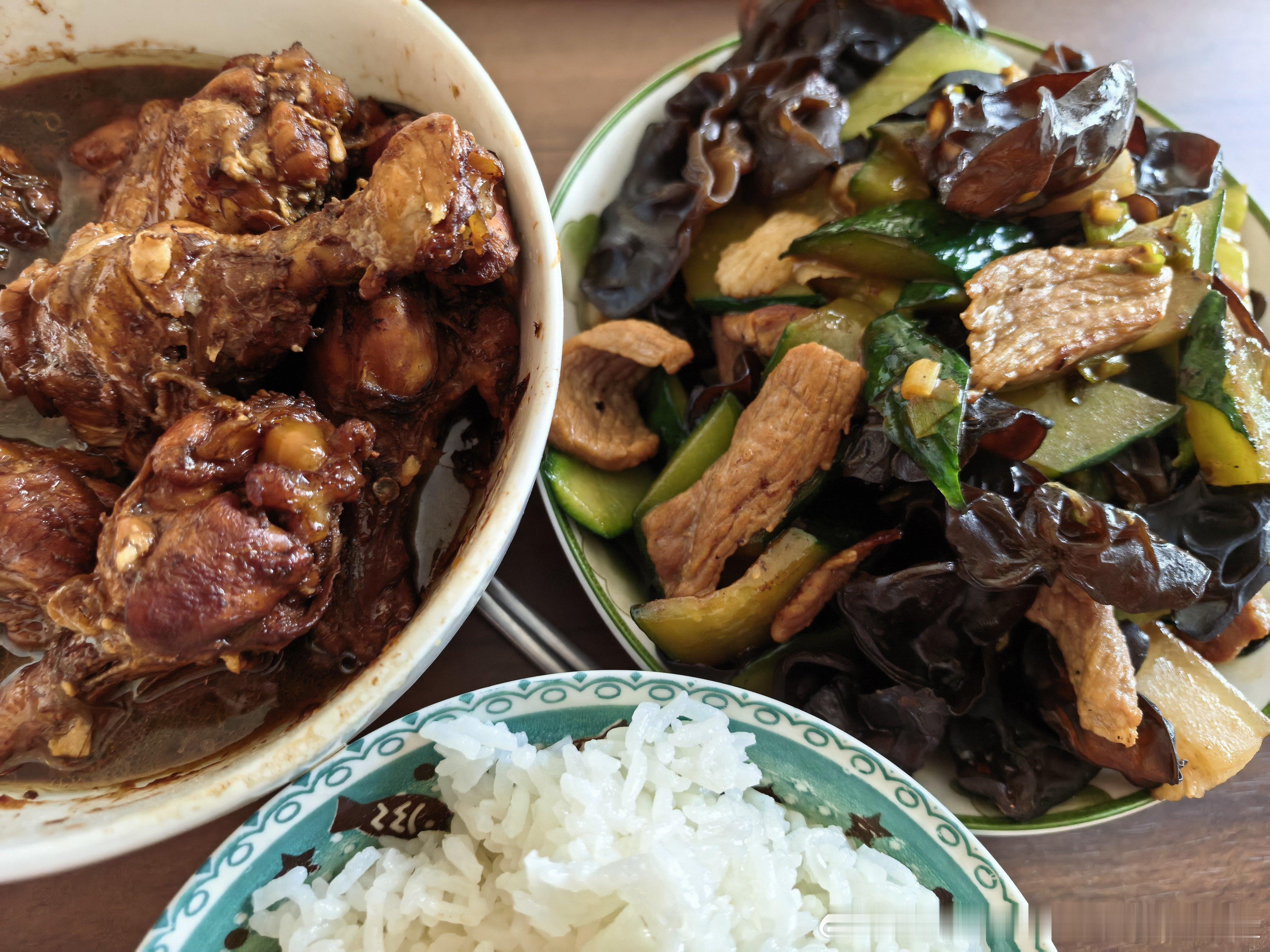 午饭变晚饭哈哈哈我下午一点才起，起来吃了两个白煮蛋、三个大枣儿和一杯冰拿铁