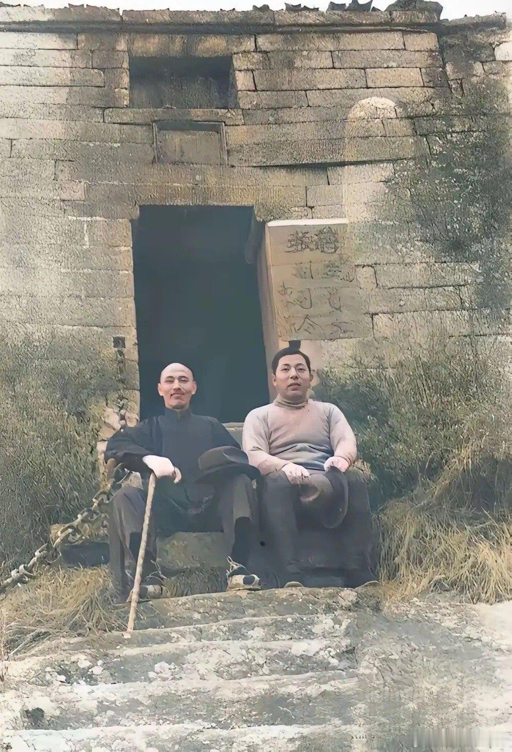 1936年秋，蒋介石和张学良一起爬华山 ​​​