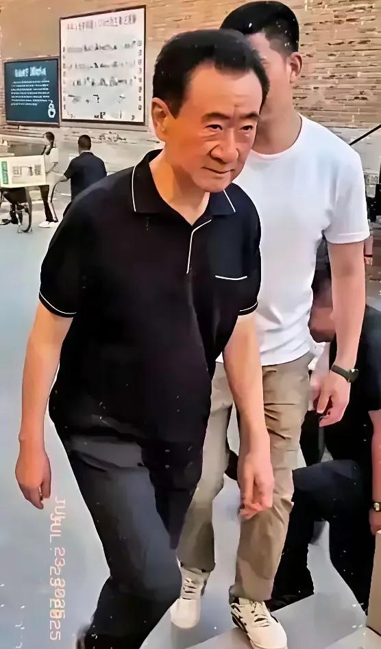 我终于明白王健林为什么把万达广场像白菜一样往外卖，不是他撑不住，也不是他真想退休