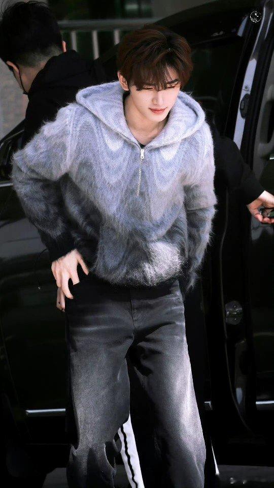 #丁程鑫毛衣外套##丁程鑫比心路透#眯着眼睛的小狐狸好可爱[哇] ​​​