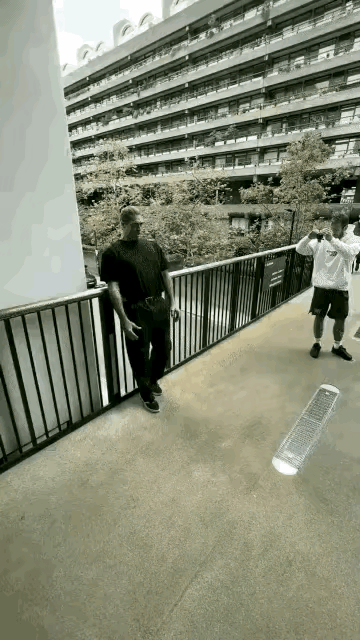 少侠好身手#驼背的大侠# #仗剑躺地上# #暖心大侠# #御剑溜达一圈# #疲倦