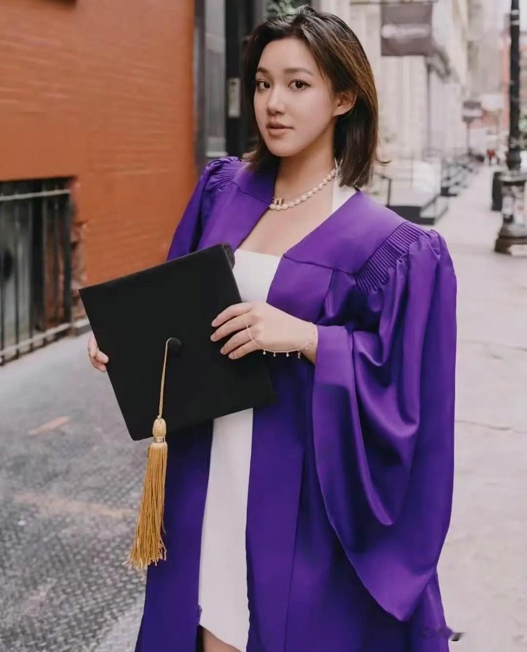 主持人李静飞往美国参加女儿毕业典礼
23岁沐尔就读于纽约大学，她穿紫色学士服出镜
