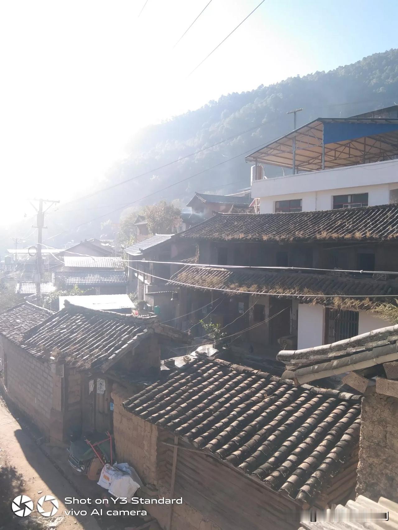 农村烟火味很浓了。正明冬天终于到来了。生活在农村的老一代，习惯性早起来早睡，老了