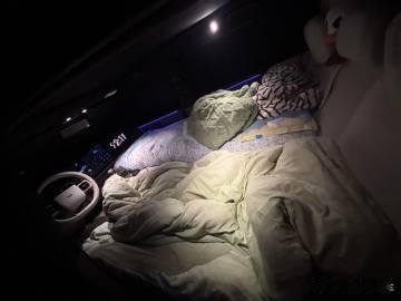 理想i6露营大床模式确实香无缝平床设计不用垫褥，躺下直接歇。智能控温加静谧座舱，