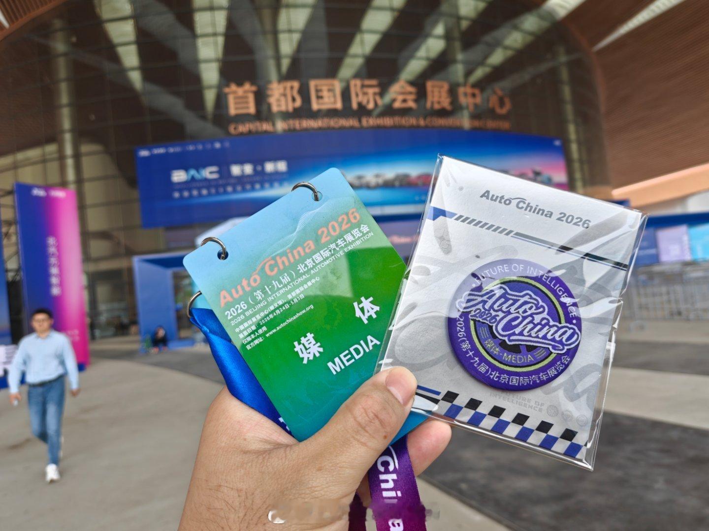 北京车展走断腿车展拿有不走断腿的，但今年北京车展是两个馆啊，拍完一个馆的内容根本