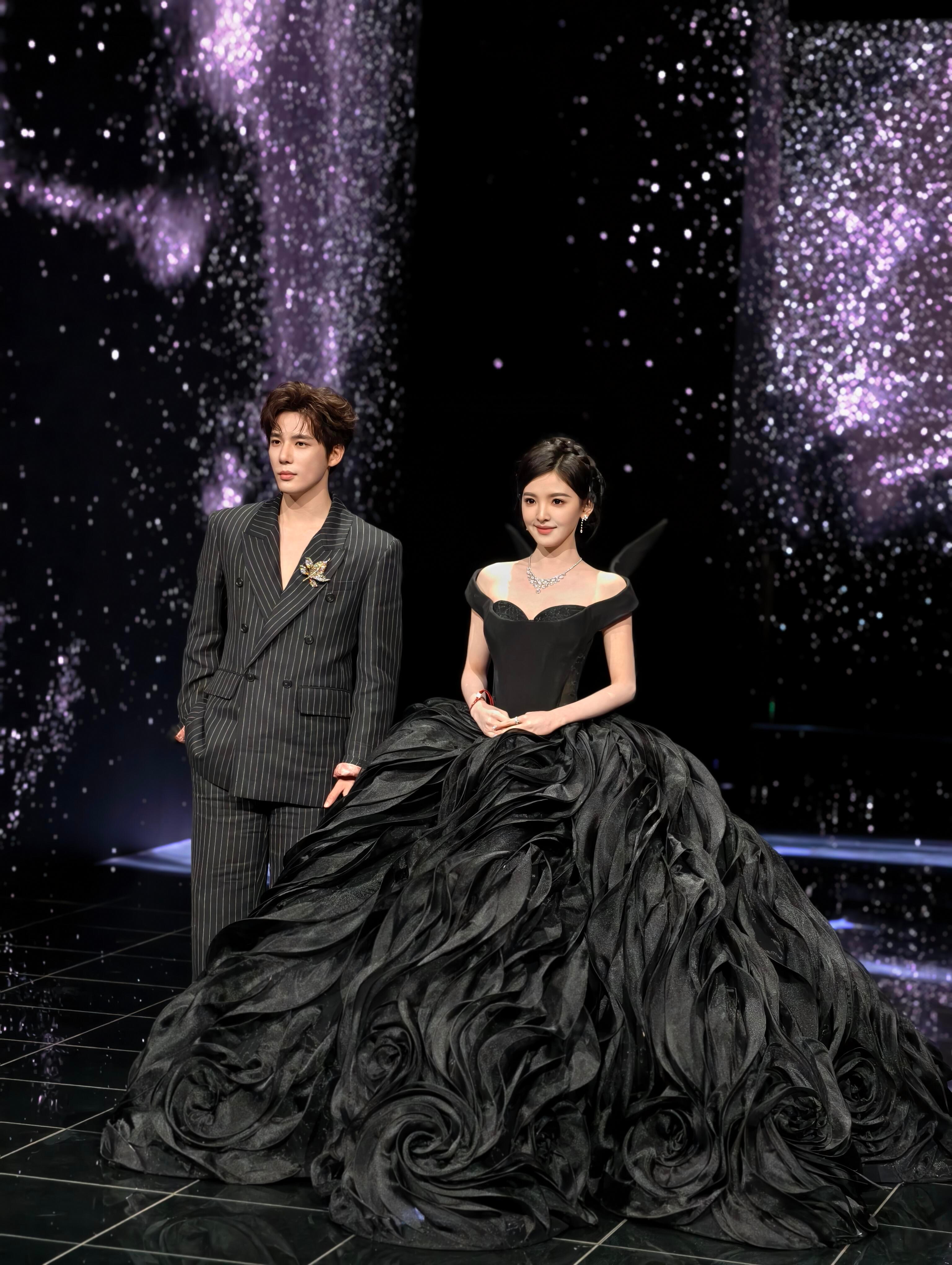 和黑天鹅塑绝配的章若楠…. 