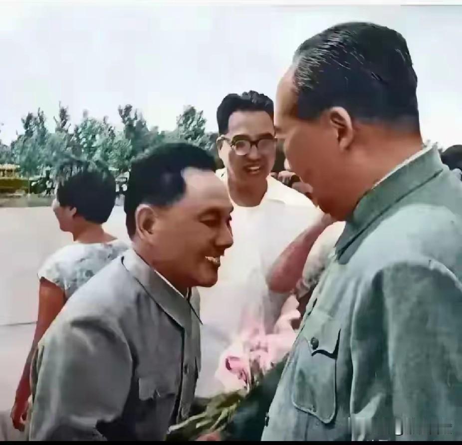 这是改变中国命运的两位伟人。前者让中国人民站起来，后者让中国人民富起来。