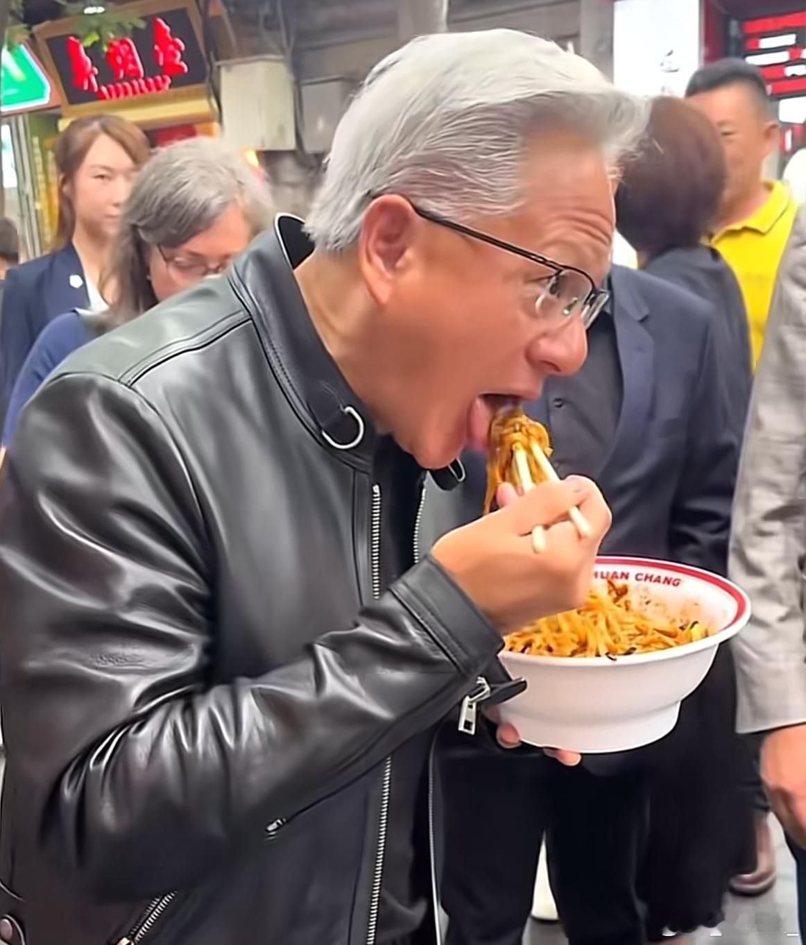 今天的餐饮圈和科技圈同时被一张照片干沉默了。身价万亿的英伟达CEO黄仁勋，跑到了