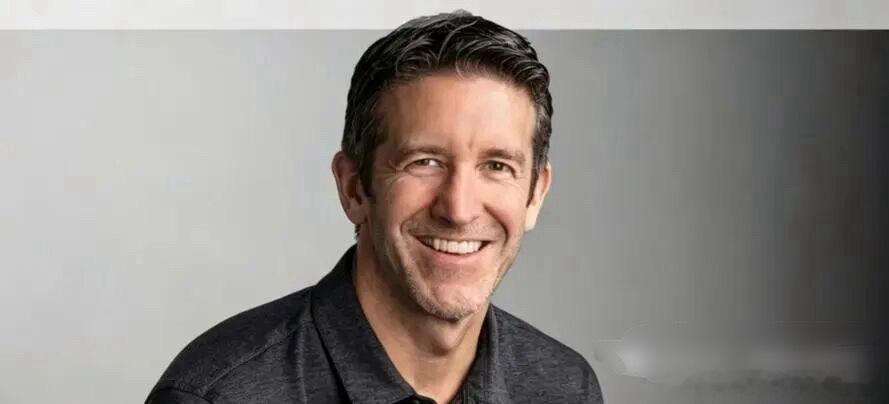 库克卸任苹果CEO，特努斯接棒苹果官宣，库克9月卸任CEO，转任执行董事长。硬件