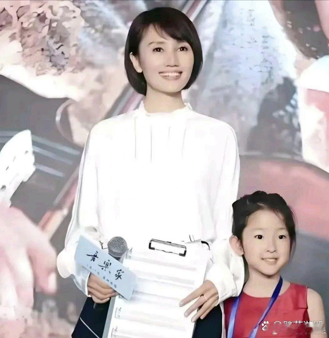 袁泉的女儿逐渐展现出少女的气质，让人刮目相看。她的每一步成长都牵动着无数人的心。