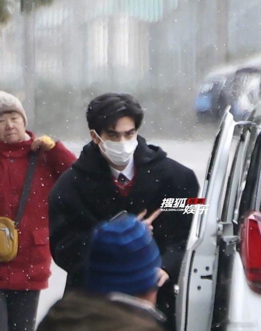 宋威龙春晚带妆联排宋威龙就这样出现帅我一大跳！雪中上班好有氛围感啊，联排顺利呀 