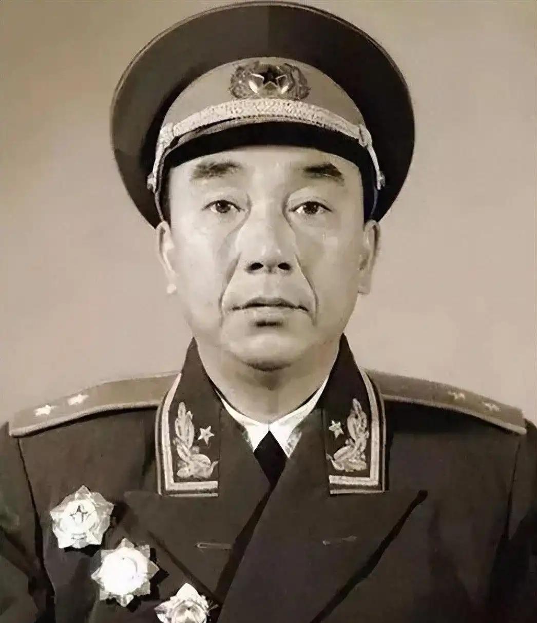 1942年，八路军参谋长高烧40度被抬进延安，23岁护士杨益华把他从鬼门关拉回，