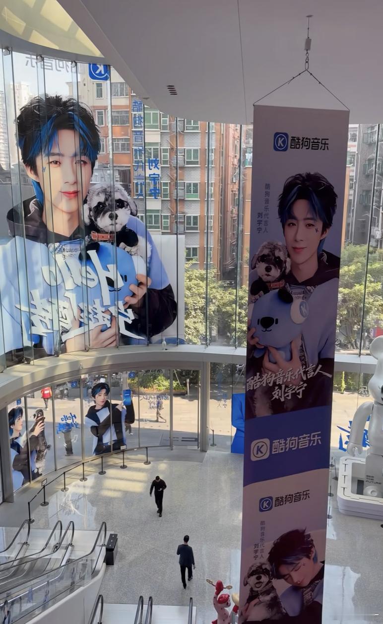 好细节啊，这些海报都知道避刘宇宁的脸写祝福语 