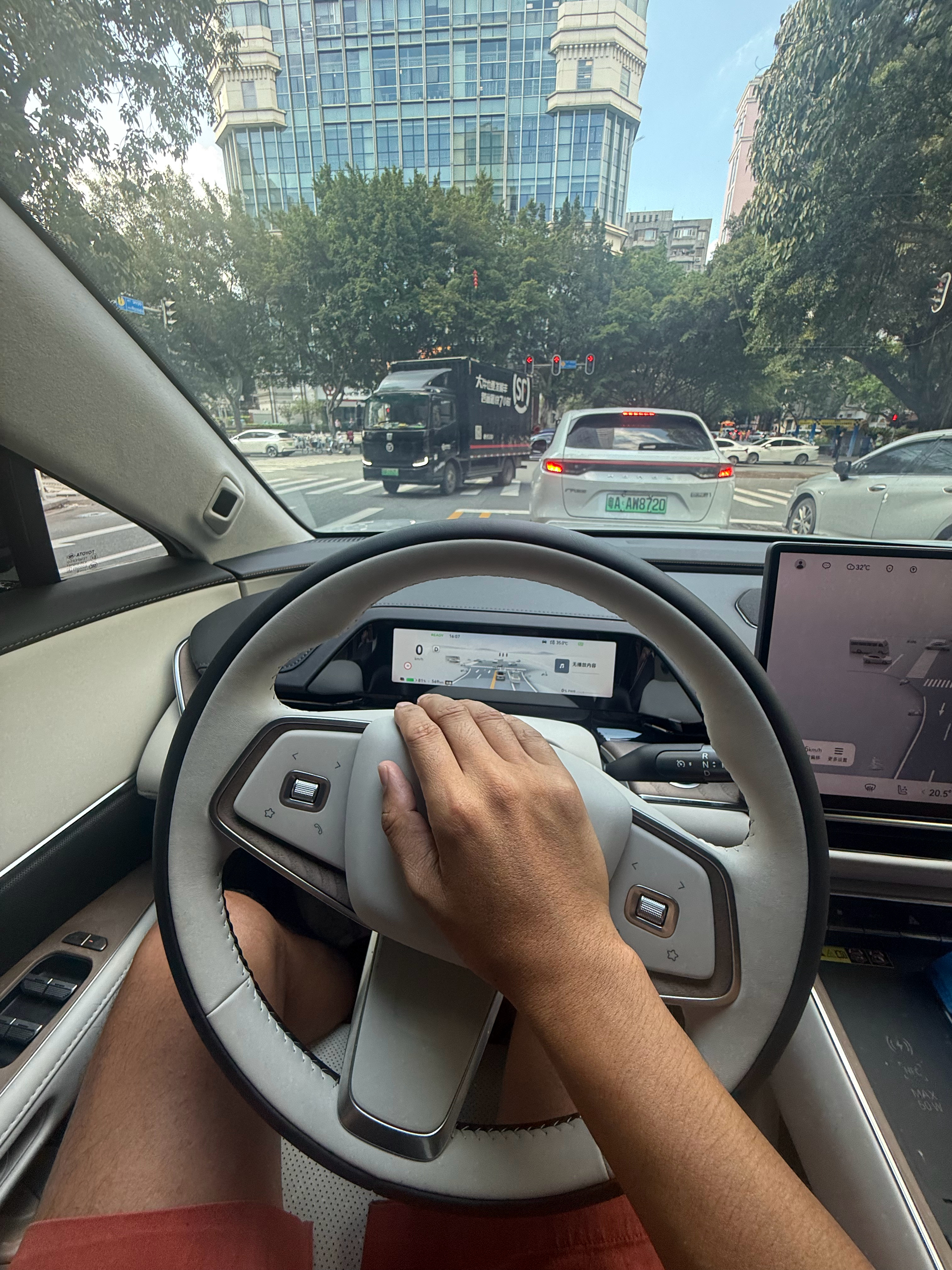油价大跌了发现身边的朋友都是电车了，现在油价涨跌也没那么敏感，对吗？ 