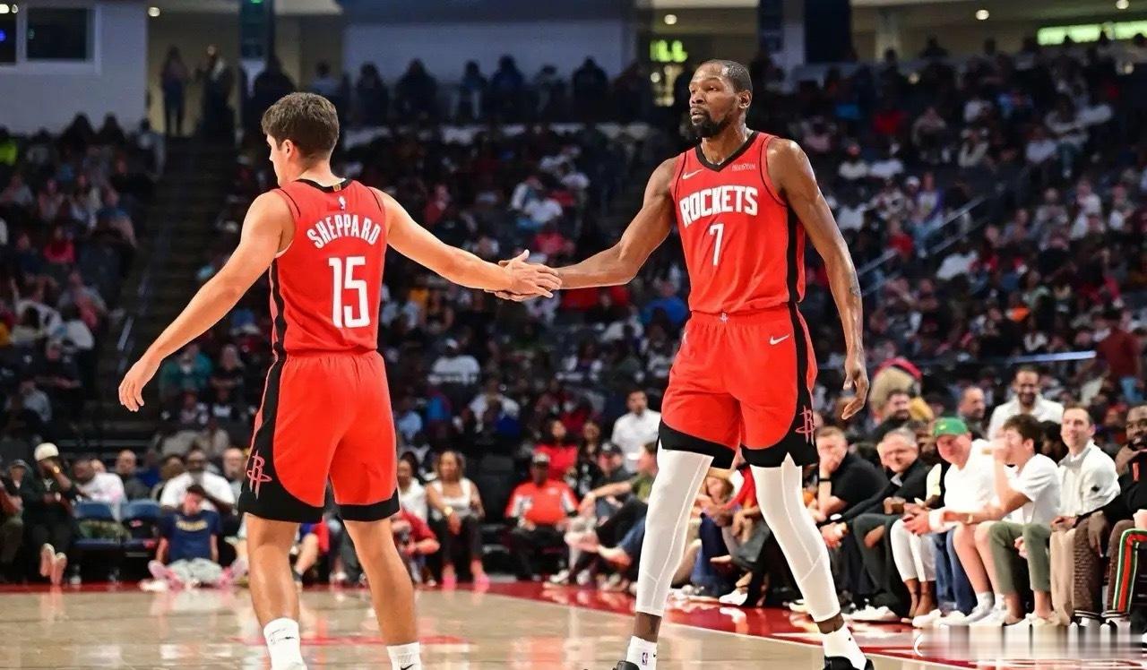 杜兰特是个好大哥！大胜奇才赛后，杜兰特谈到谢波德的表现，他表示：说实话，很多人都