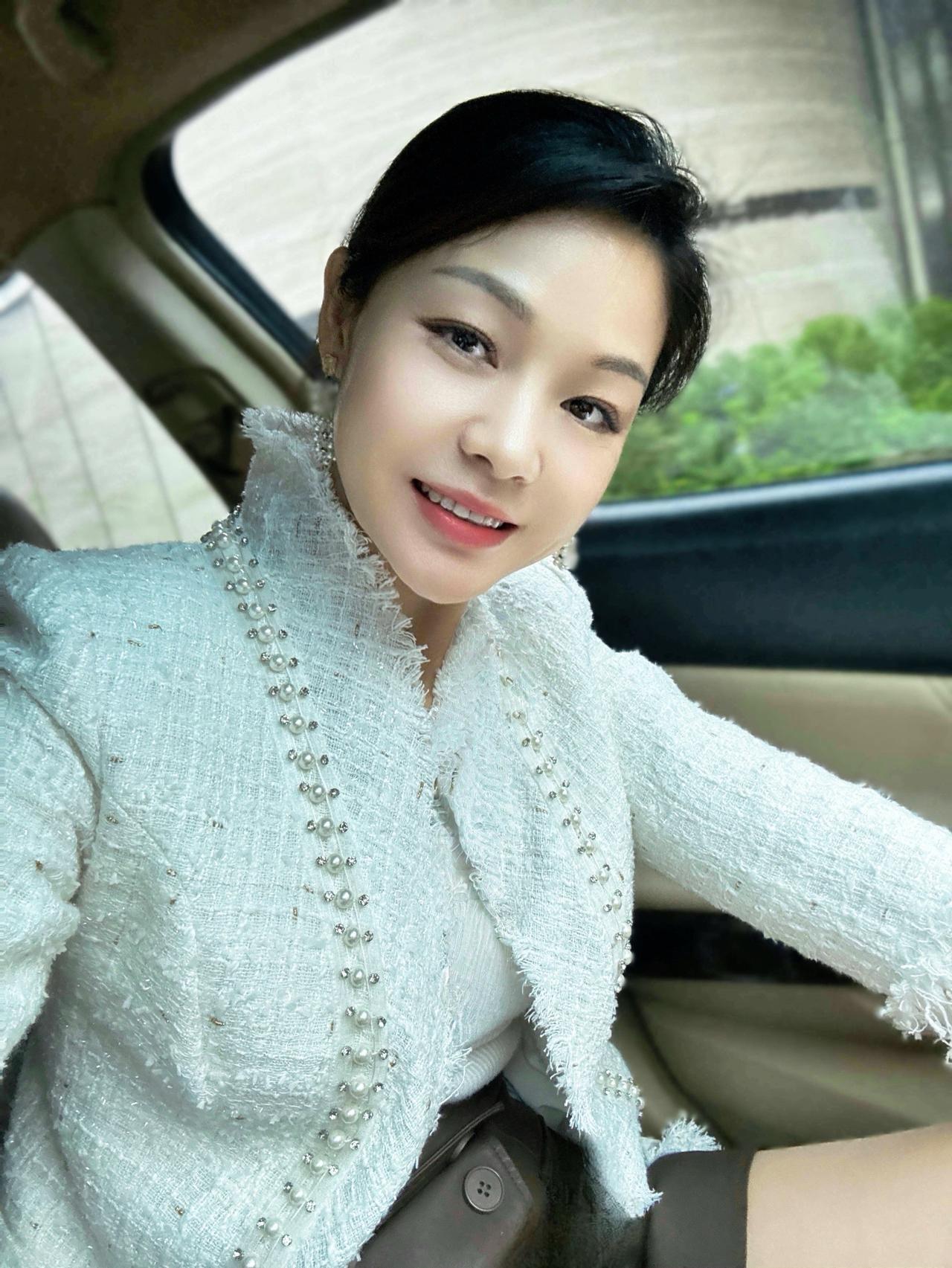 敬岁月敬自己……我的朋友，把不开心的事统统用橡皮擦掉，愿你开心时能大笑，难过时能