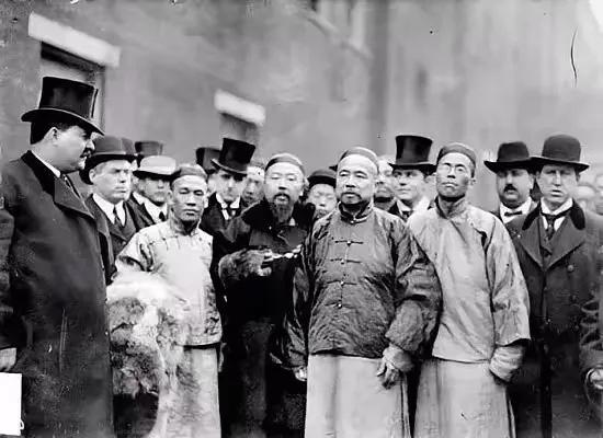 保路运动发生后，新任四川总督端方率湖北新军进川弹压。一天夜里，新军突然哗变，将端