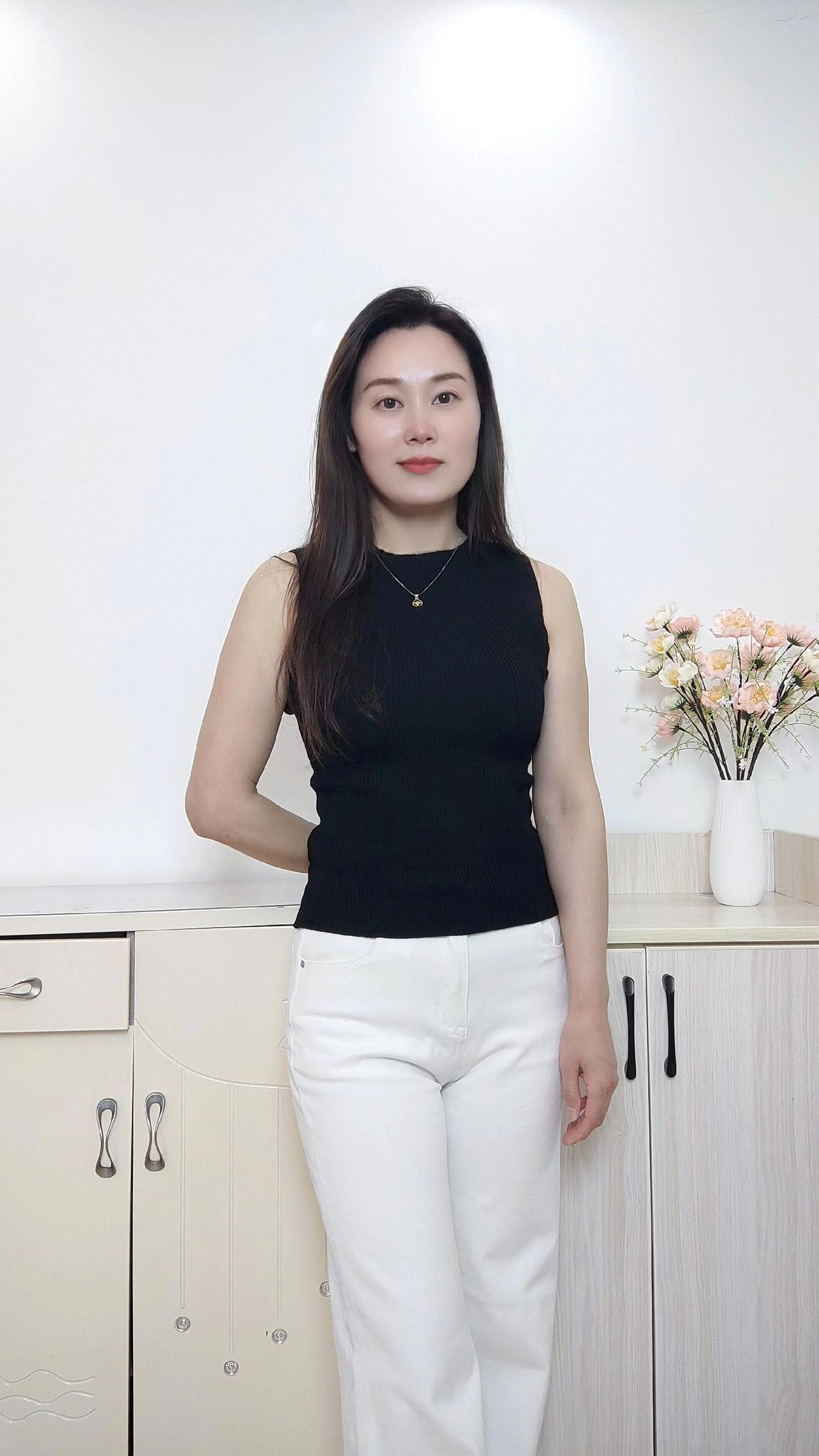 经典黑色直筒牛仔裤，日常穿搭百搭耐看。
版型垂感很好，上身利落修身，轻松修饰腿部