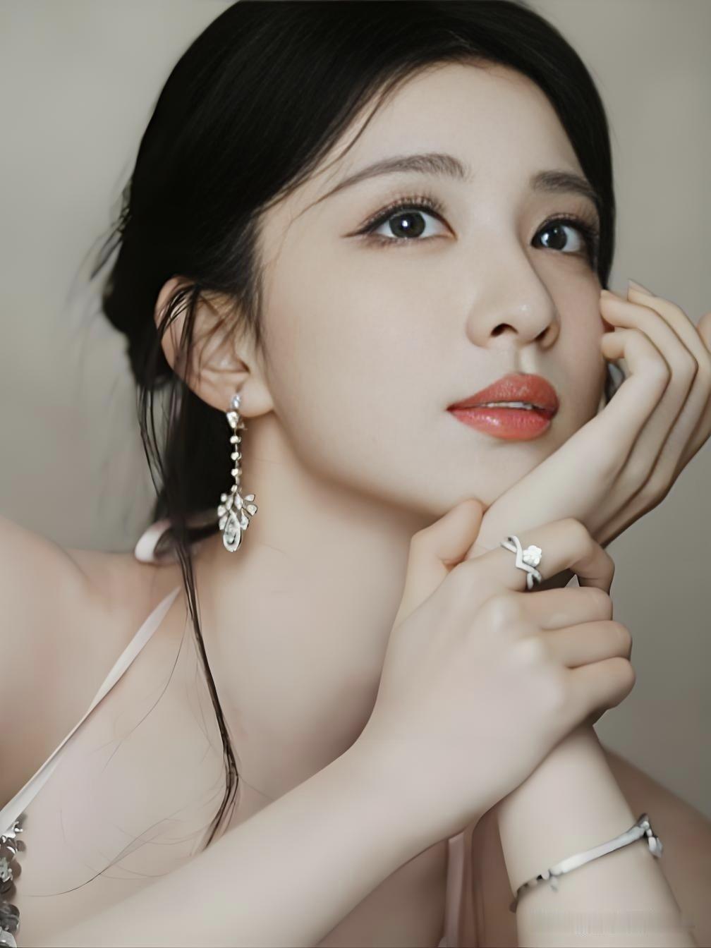 王楚然，眉如远山含黛，眼似秋水无尘。她以冷艳气场惊艳时光，又以温婉柔情治愈岁月。