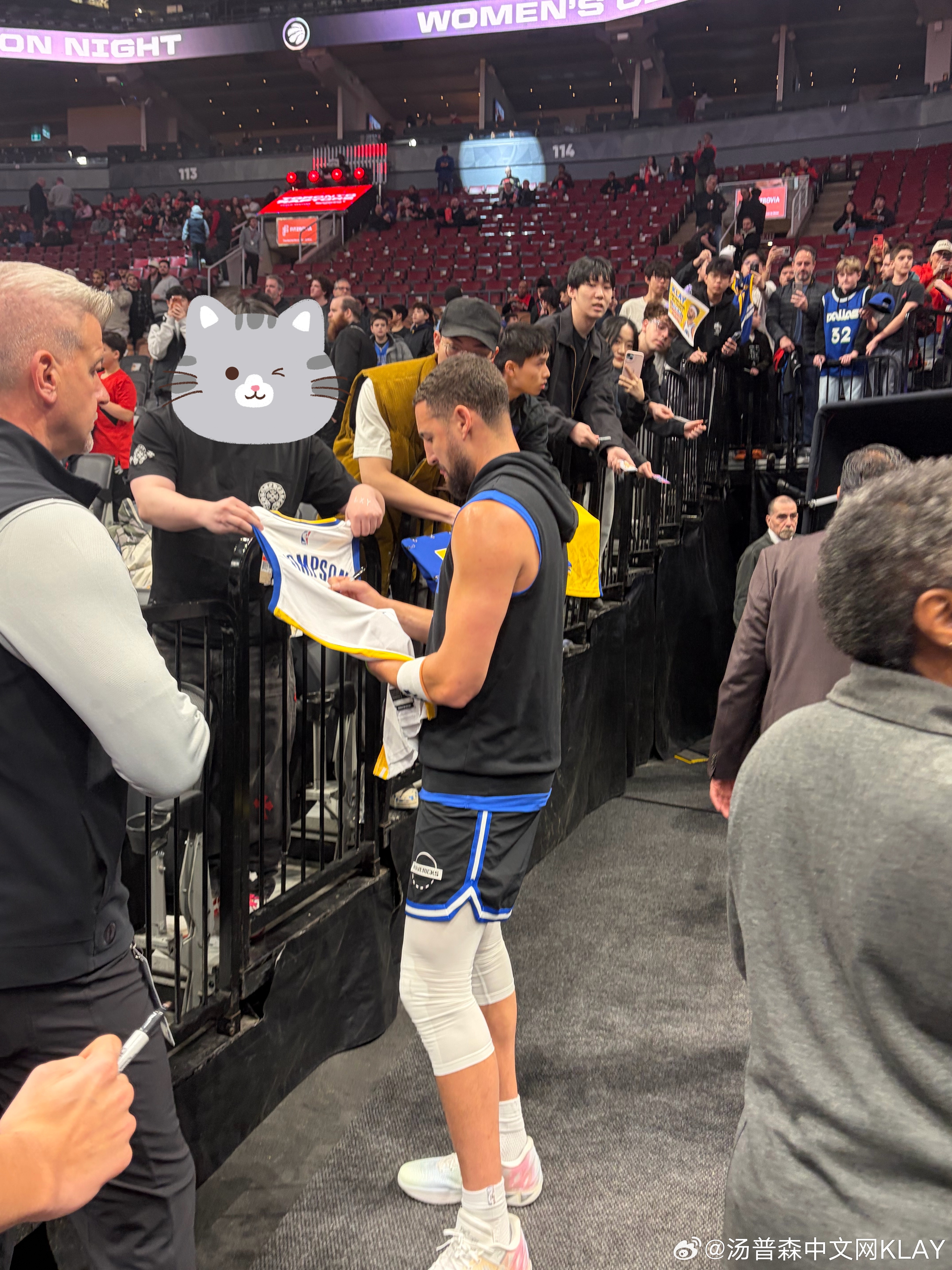 你汤心情不错，训练完签了好多，有球迷签到了“Splash”，羡慕达拉斯独行侠独行