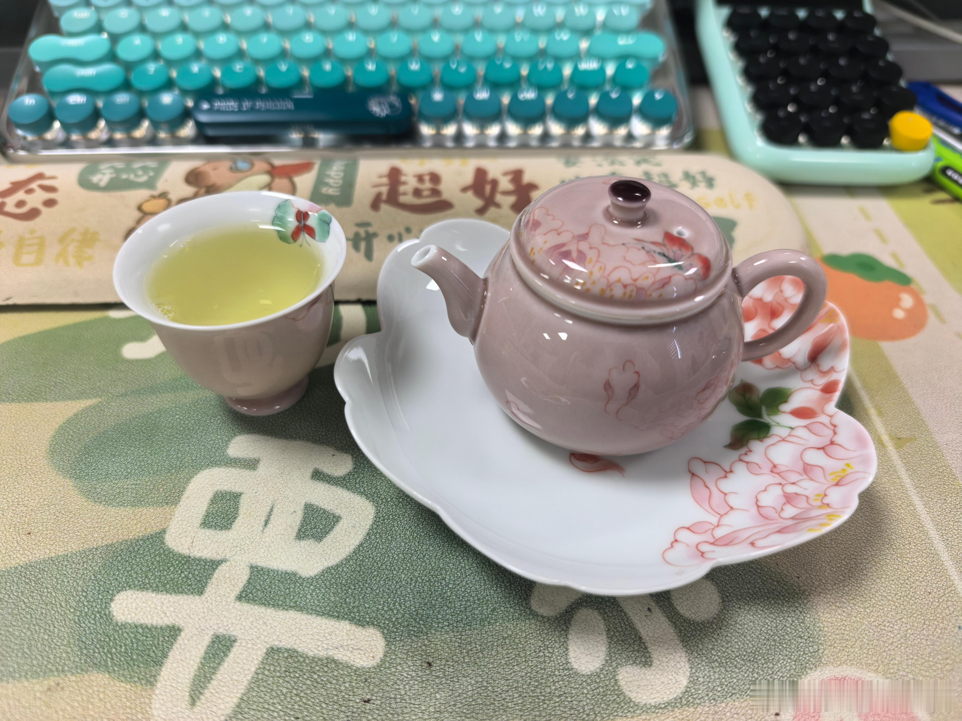 暂时，看起来，好像可以喘口气了新茶壶买回来一个多月才启用好茶不怕晚好茶壶也不怕 