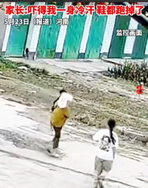 “让人后背发凉！”5 月 25 日河南宝妈曝出监控画面，孩子玩耍时突然被陌生女子