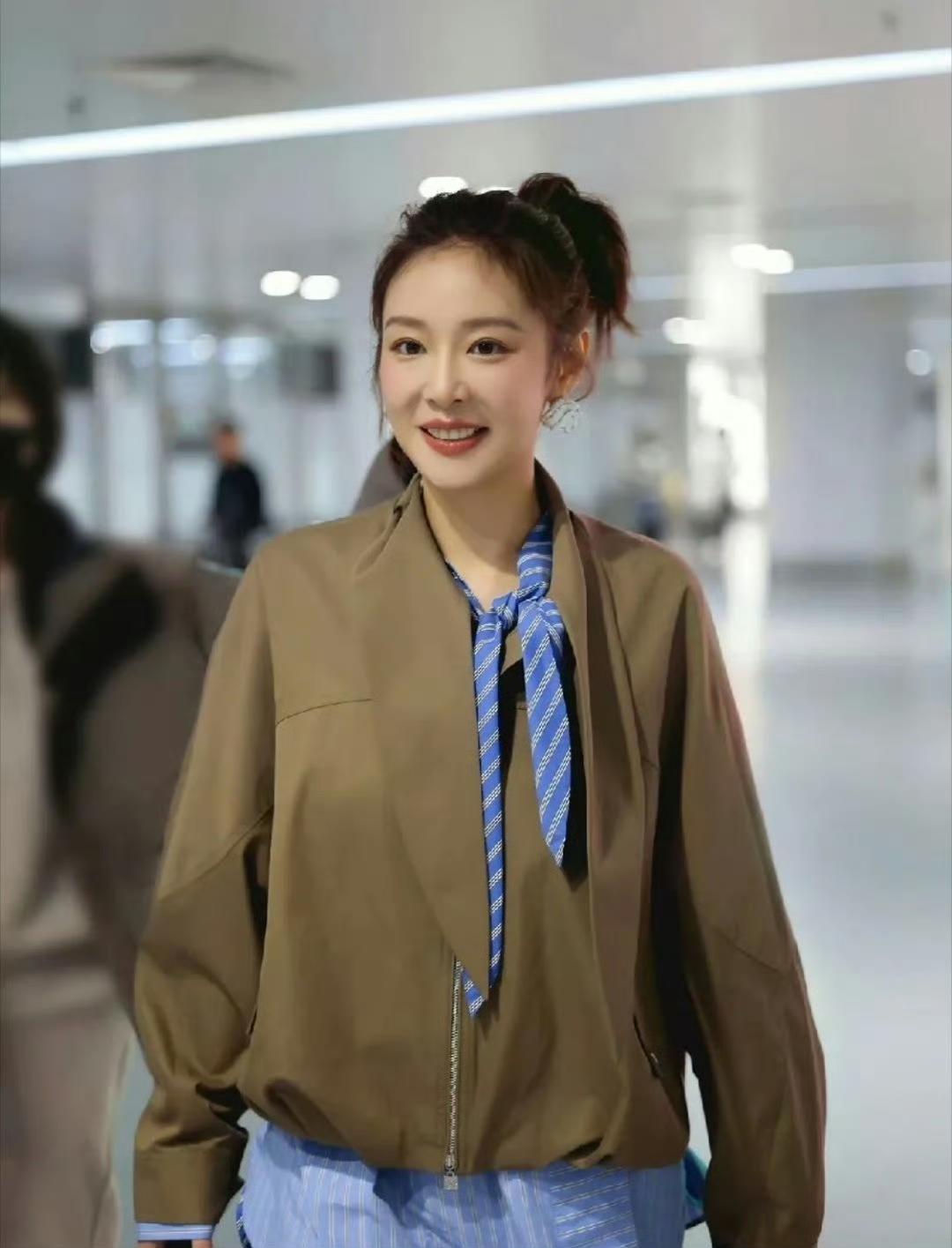 高叶机场路透曝光，“大嫂”秒变都市丽人！卡其色廓形外套藏住身材小心机，内搭蓝条纹