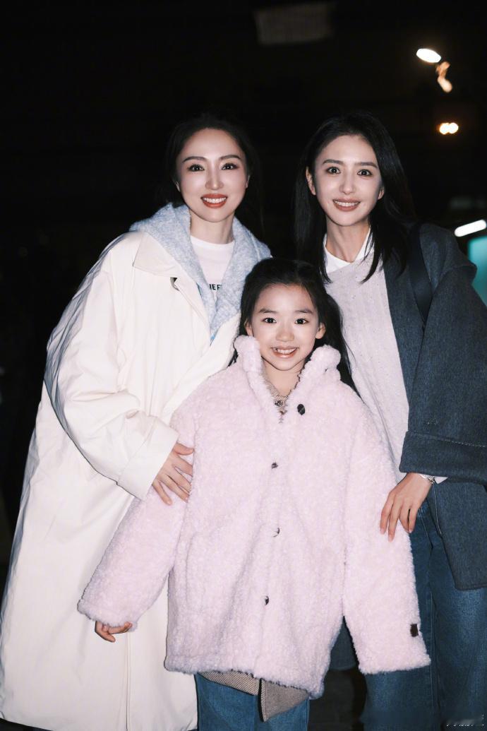 成长路上有你真好！小酒窝与温馨合影，一路陪伴的约定，在同框里尽显珍贵。 