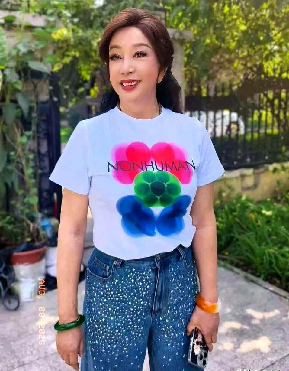 75岁刘晓庆8月8日又晒了近照，红唇、长睫毛、休闲装，再配上两只翡翠镯子，气场一
