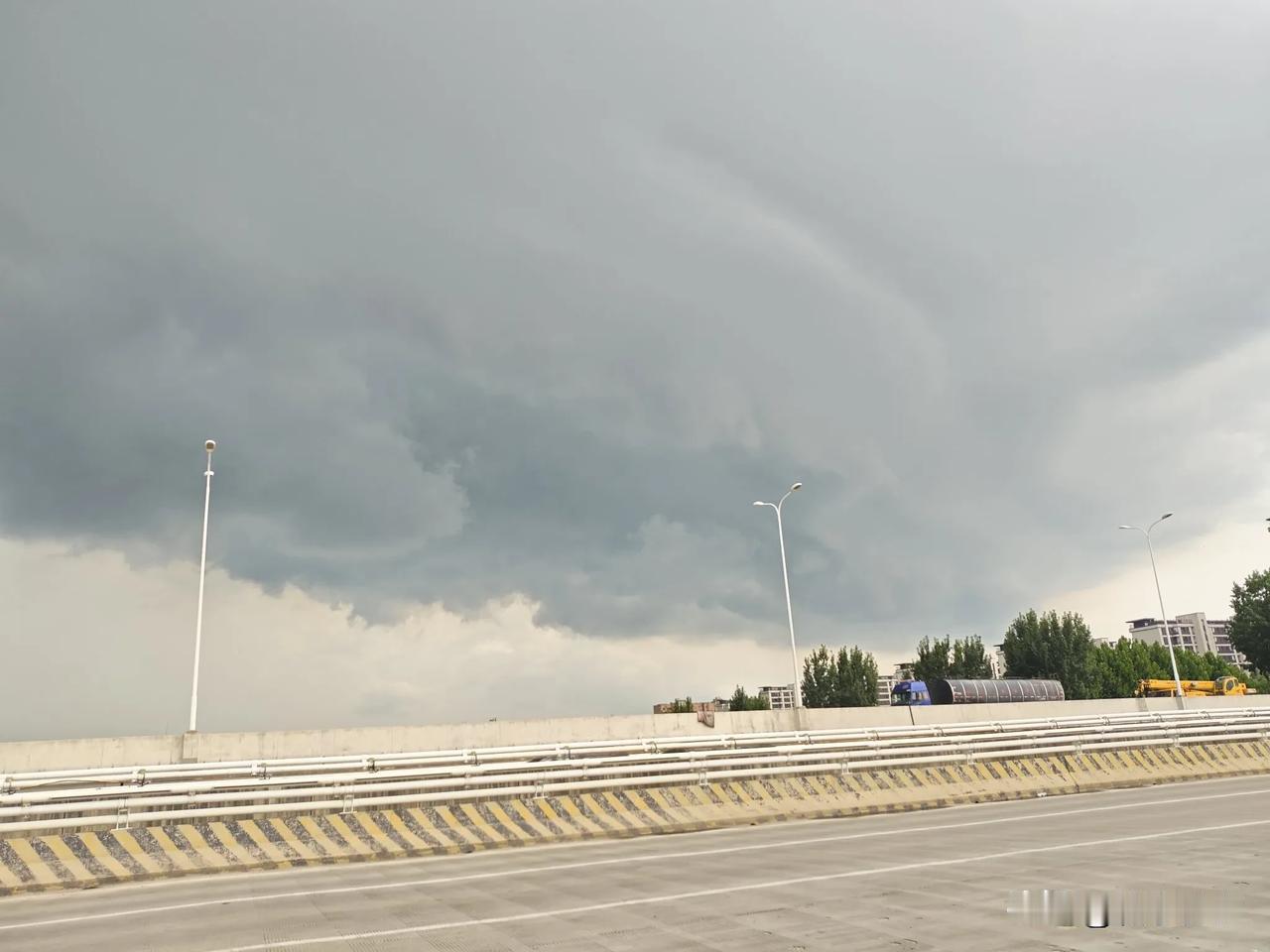 济宁小伙伴下班赶紧回家，看样子真的来了雨雨雨。。
 古人诚不欺我，真是黑云压城城