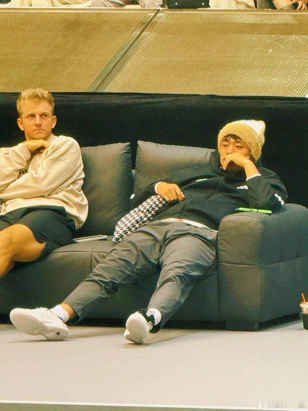 好喜欢阿昺的松弛感吴易昺躺在沙发上！无忧无虑好舒服的感觉