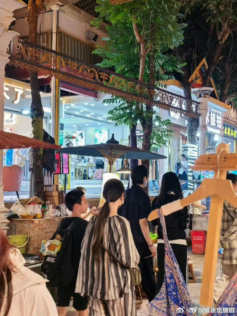 向佐 向佑 向佐访谈走心袒露弟弟向佑近况，二人虽是同父同母亲兄弟，人生境遇却差距