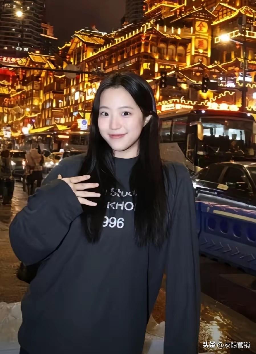 申裕斌不打球时怎么这么漂亮呢，
这次真的超亮眼！
赢了朱雨玲和桥本实力超棒，
输