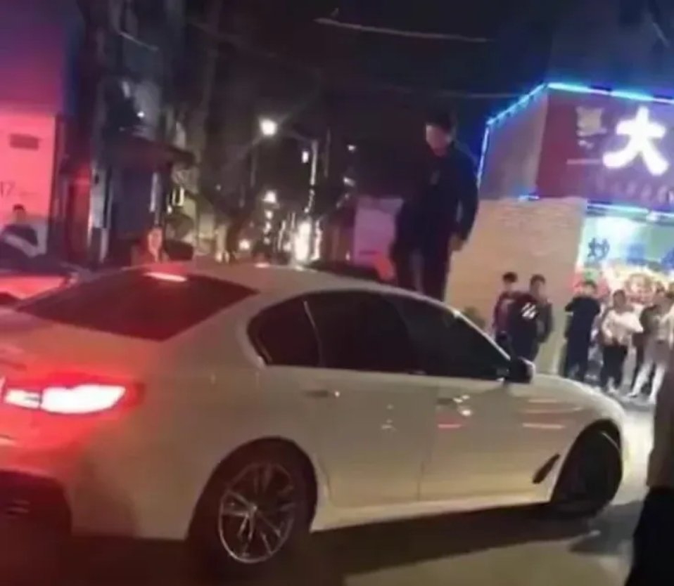 近日，某地一男子发现老婆和别人在自家的宝马车内打扑克，一怒之下爬到车顶，疯狂踏踩
