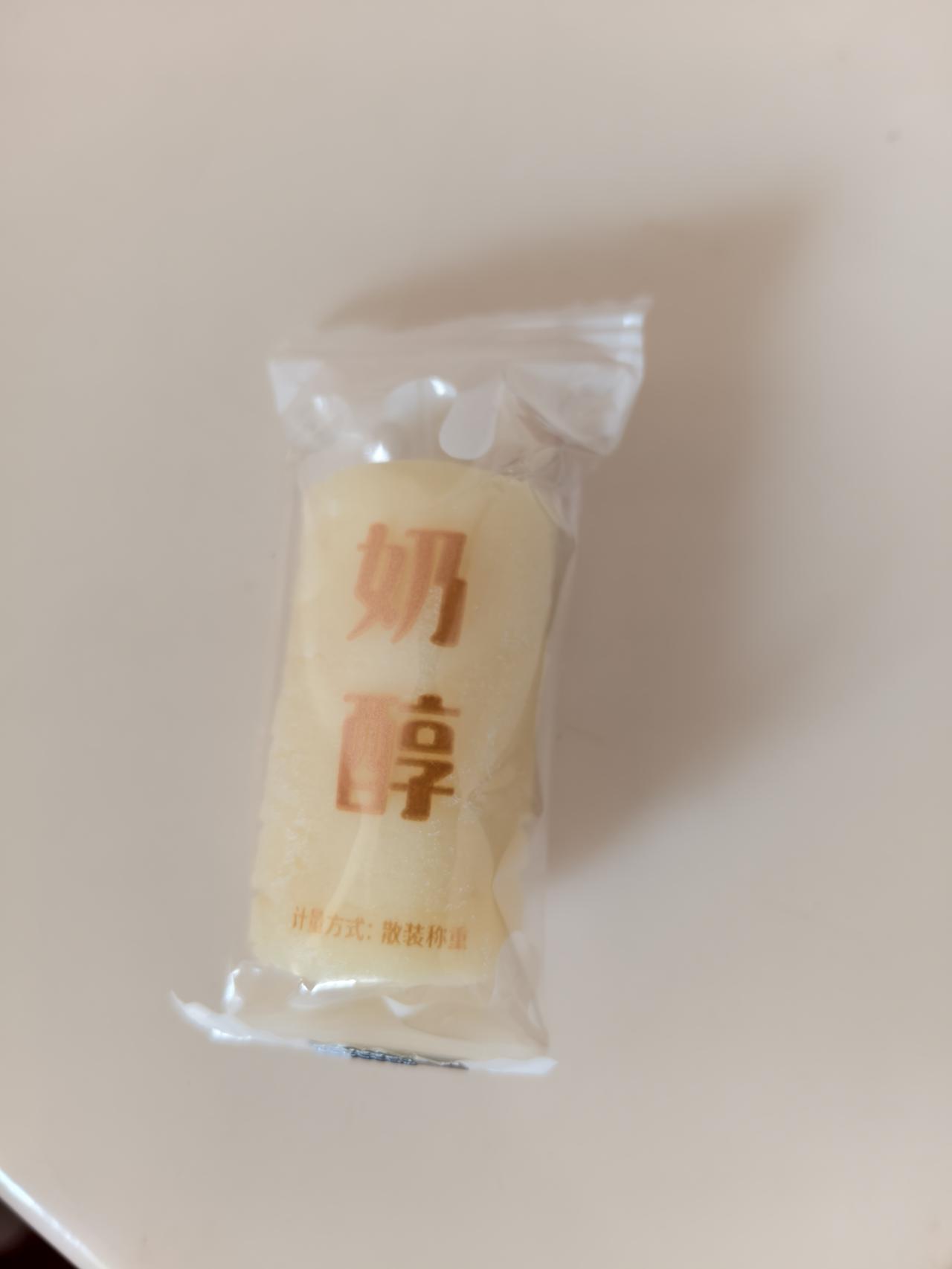 隔壁邻居拿了几个奶糖
看上了就是糖
软硬适中
吃上一口满嘴的奶香味
有嚼劲
够纯
