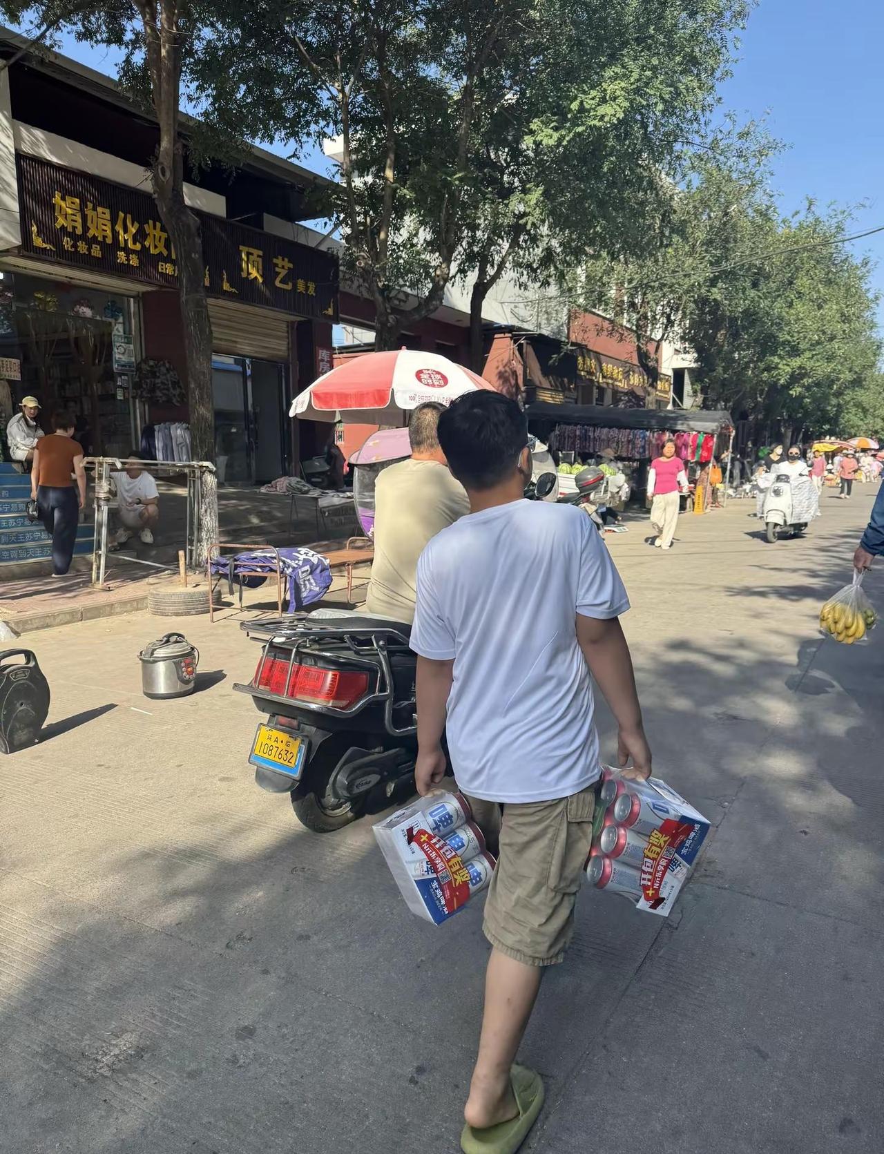 后来，我有了儿子。他自带棱角，性子倔强，不太好惹。可我满心都是欣慰。 他不用像小