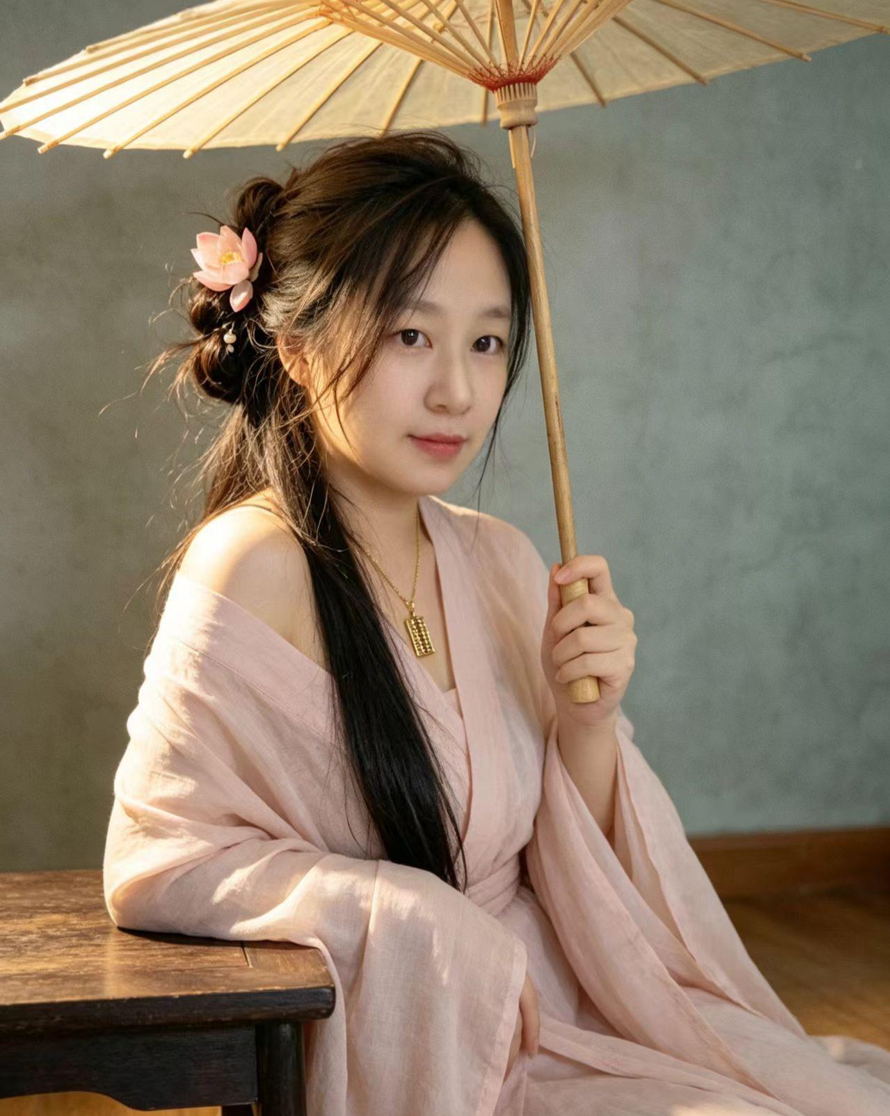 “古典与现代的碰撞，粉色和木质的完美结合”🌸🏡