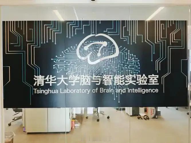 清华大学每年获得的专利数量超过麻省理工学院、斯坦福大学、普林斯顿大学和哈佛大学的