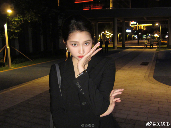 关晓彤职场版晴也预报 这组《耀眼》的晴也职场版预报图太美了！！！ 
