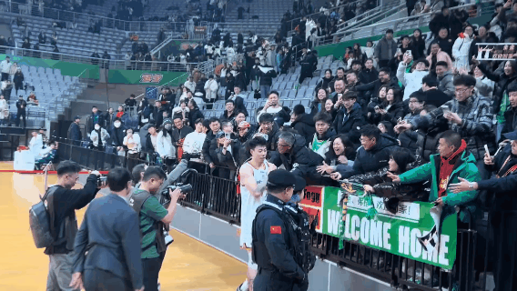 作为老球迷真的应该注意一下自己的举止，跟球员在熟悉，也不能自己勾肩搭背，有点分寸