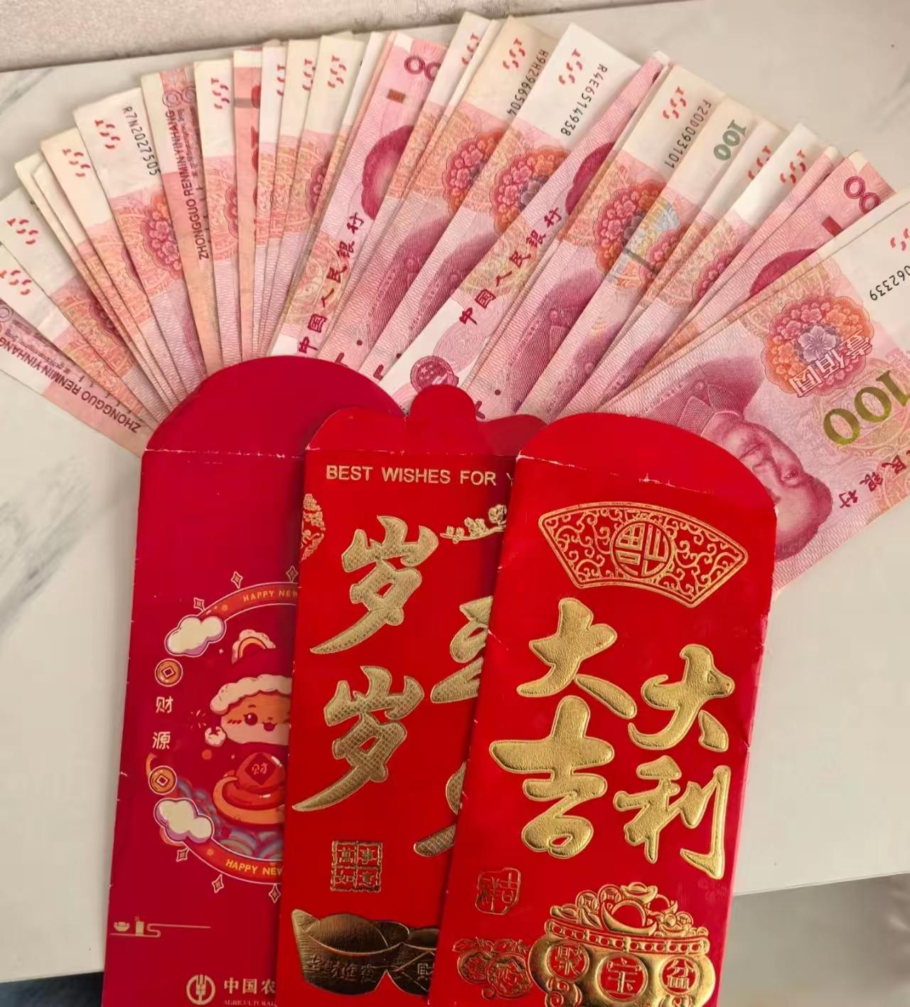 过年遇上这事，真的太让人憋屈了。
​今天舅舅舅妈带着两个孙子来拜年，
人刚一走，