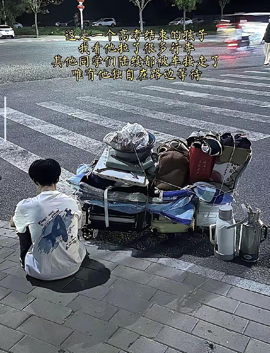 高考散场校门都快关了，别的孩子都被家长接走庆祝，只有那个男孩蹲在路边守着堆得老高