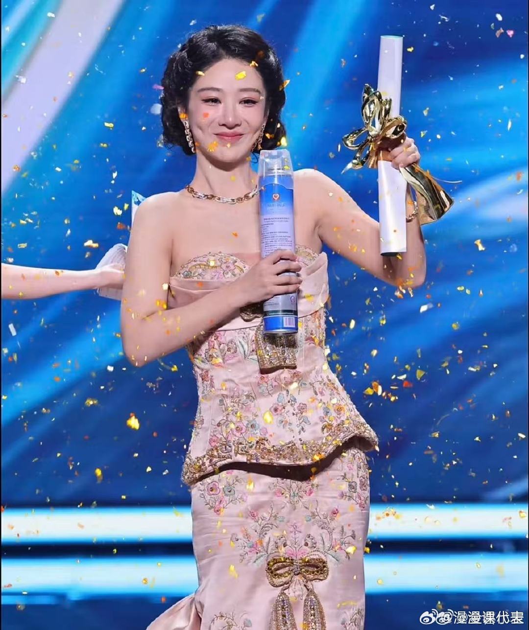 还以为杨紫白玉兰得奖一个氧气罐肖战听到杨紫得奖的反应看图第一反应：杨紫怎么领了个