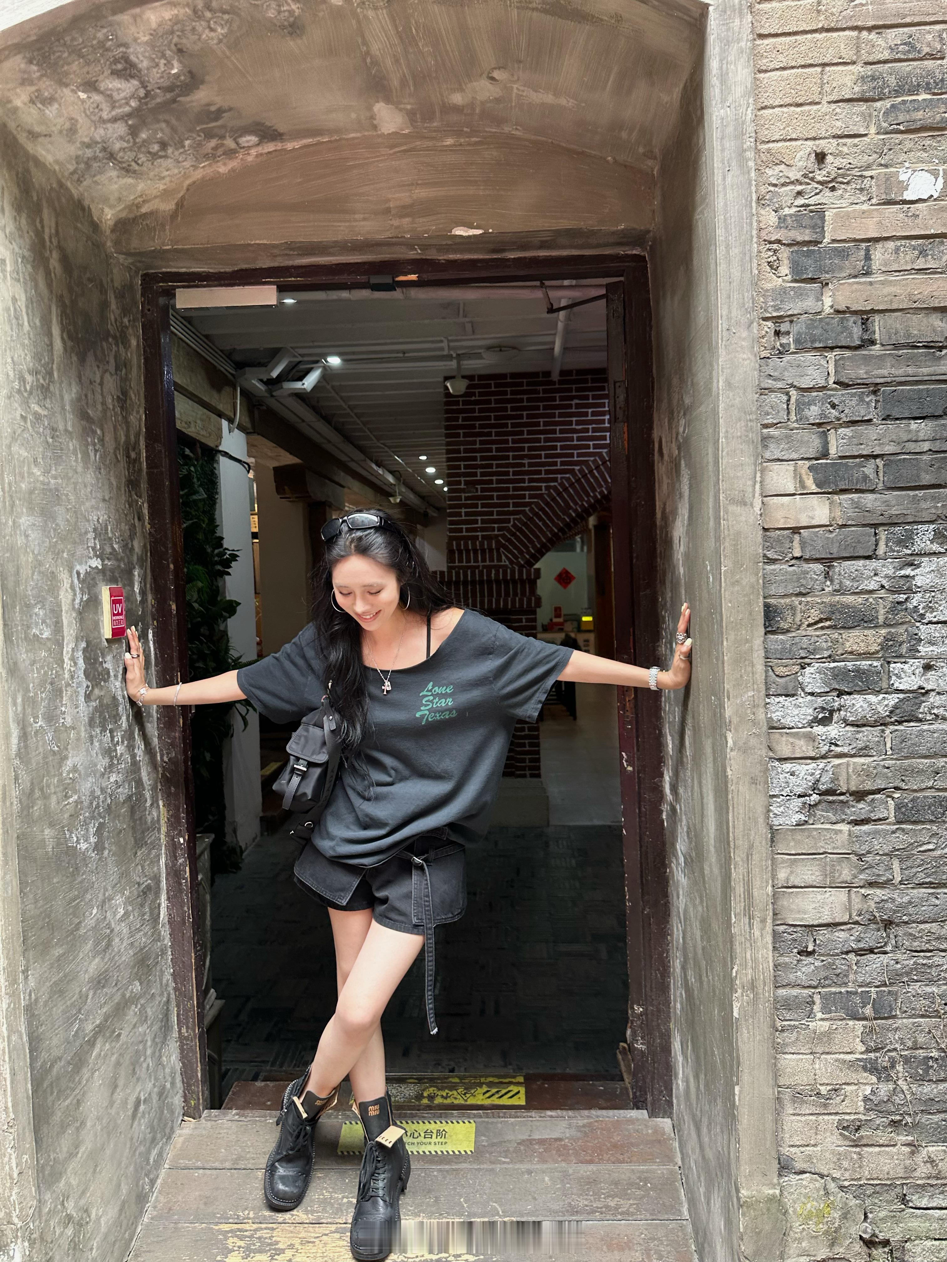 私服款来啦！正面和背面都做了复古感印花🏍️ 拍照前后都出片～给大家做了水洗做旧