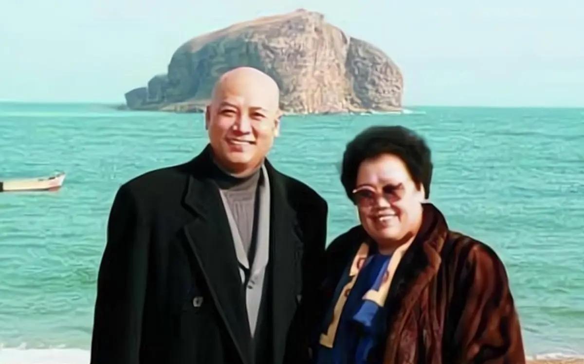 陈丽华去世前，给丈夫迟重瑞安排了一个终身副馆长的职位。
当年很多人看不懂这对夫