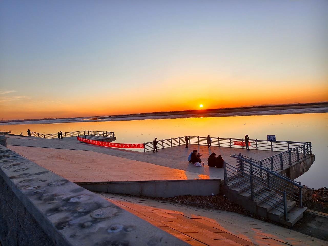 每次看到夕阳西下的景色，我都忍不住随手拍下来。就像之前看到的长江重庆奉节段，傍晚