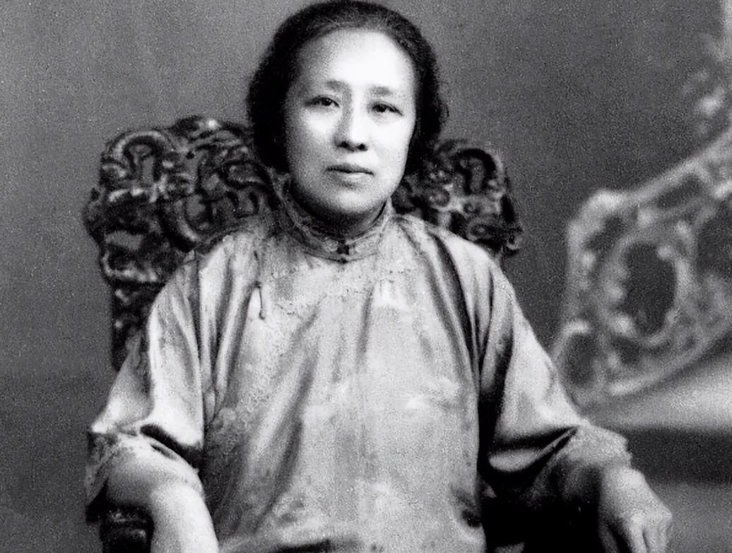 这个女人，蒋介石不敢动她，汪精卫见了绕道走。她一巴掌扇过汪精卫老婆，一句话骂得蒋